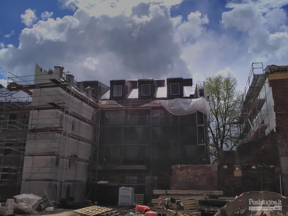 Didelio miesto pastato stogo renovacija su pastoliais – skylight langai, statybvietė